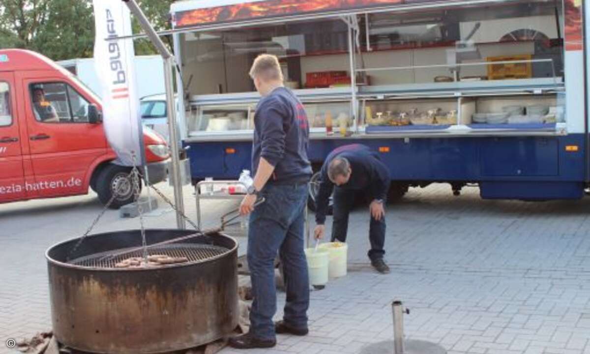Ein Grillmeister sorgte für die Verpflegung der Gäste (Bild: Vanquish)