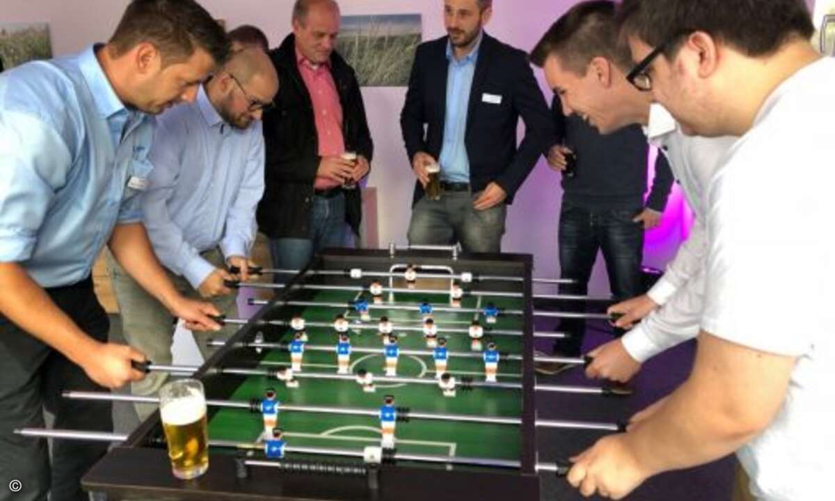 Die Kicker Pro´s unter sich - Solar Winds gegen Busymouse mit Schiri Andreas Müller von Vanquish (Bild: CRN)