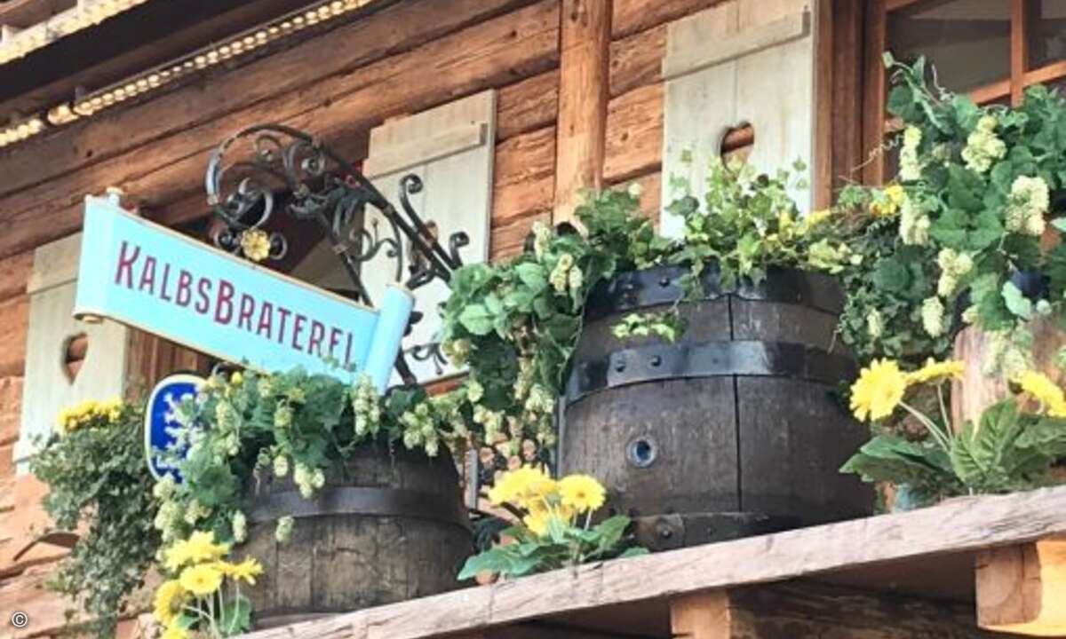 ...vor der gemütlichen Kalbsbraterei (Foto: CRN)