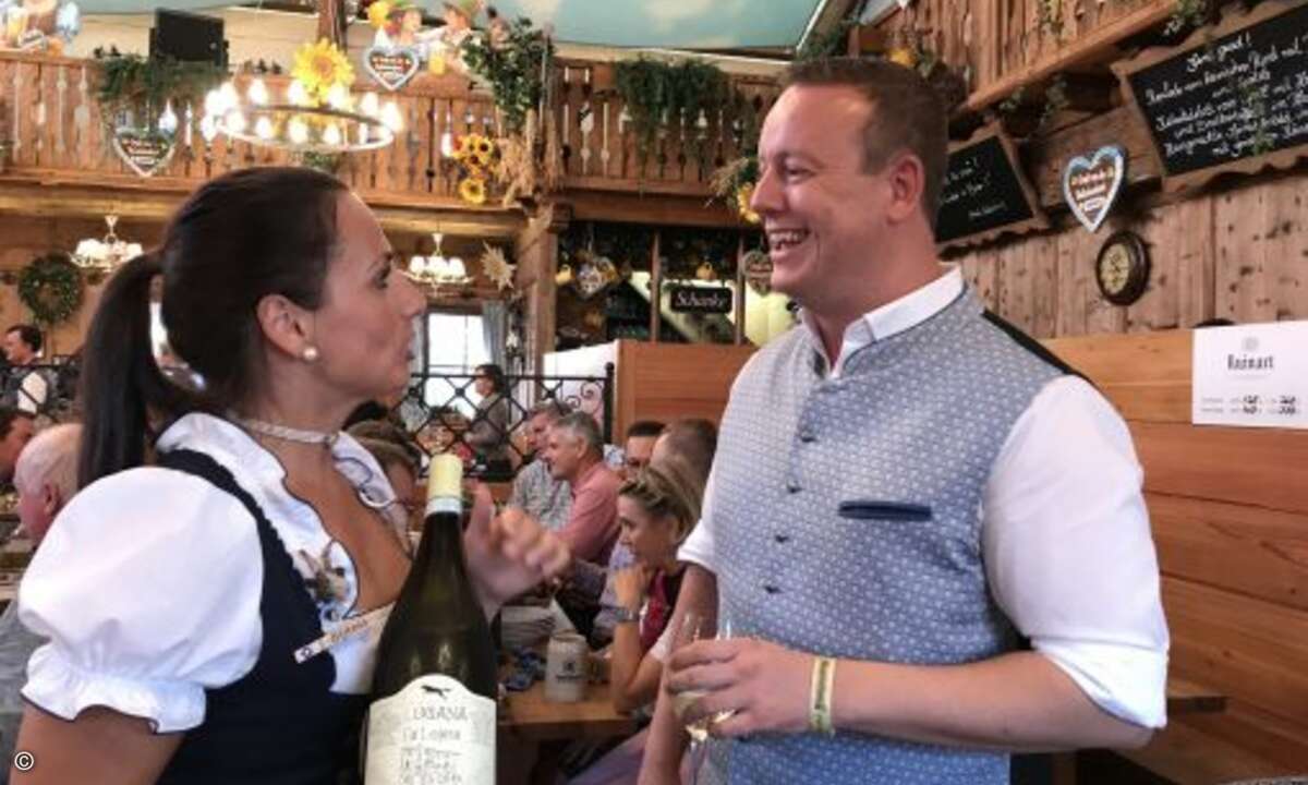 Der GSD-Chef kümmert sich als perfekter Gastgeber persönlich darum, dass die Kehlen der Gäste nicht zu trocken werden und ordert noch schnell einen edlen Tropfen (Foto: CRN)