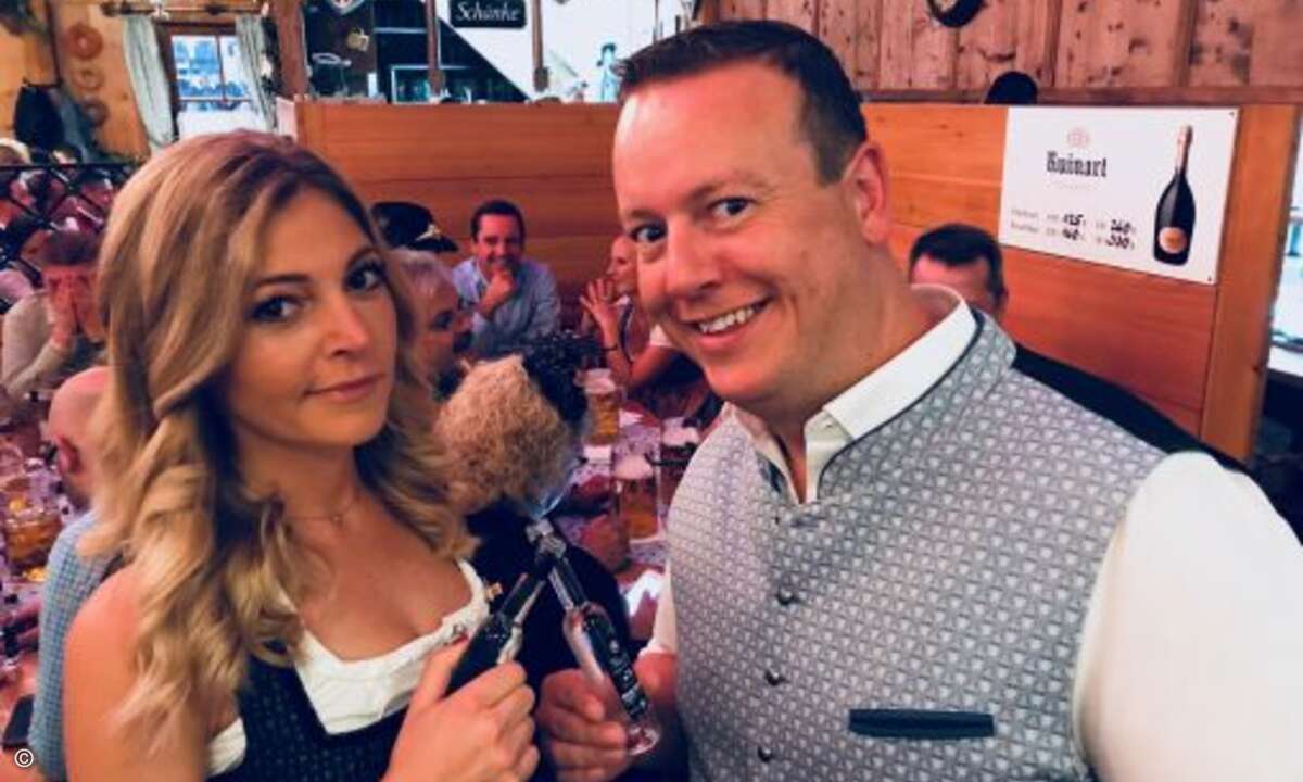 Gina Gießmann (CRN) stößt mit Ralf Schweitzer auf einen gelungenen Wiesnausflug und die gute Zusammenarbeit an (Foto: CRN)