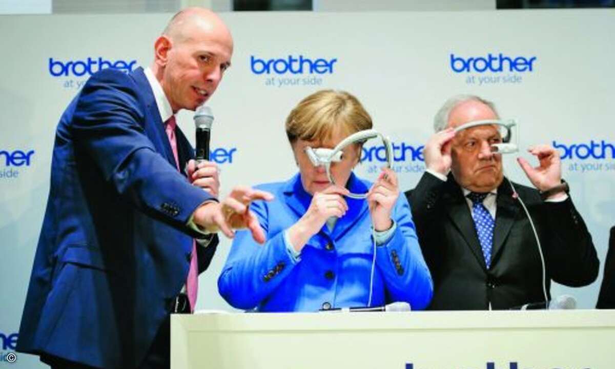 Ab 13:30 Uhr erwarten wir - nicht etwa die Bundeskanzerin, die bereits auf der CEBIT 2016 am Brother-Stand virtuelles Regieren per Datenbrille lernen konnte.