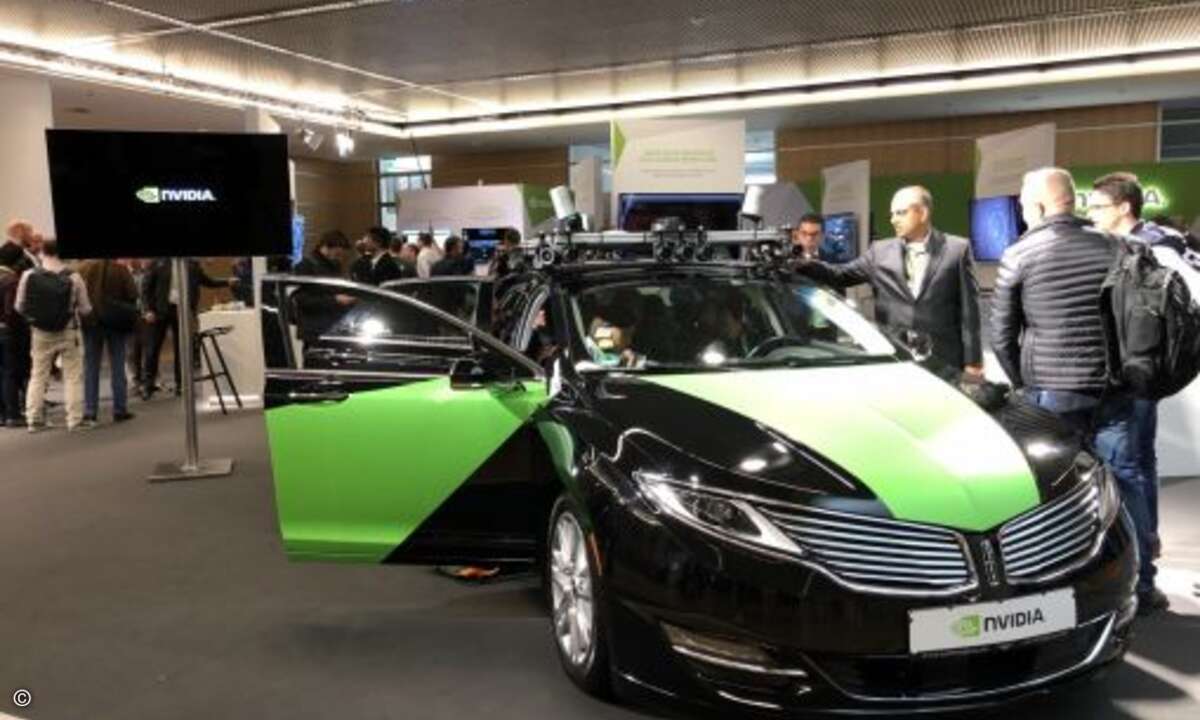 Autonom fahrende Autos testet Nvidia nicht nur auf den Straßen Kaliforniens. Auch auf dem Münchner Messegelände zog das Fahrzeug die Zuschauer an (Bild: CRN)