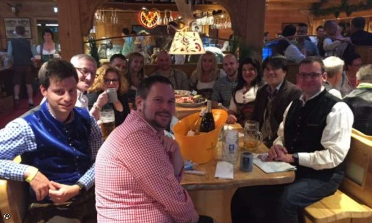 Nette Runde: Das Buffalo-Team mit seinen Gästen in den Wildstuben (Foto: CRN)