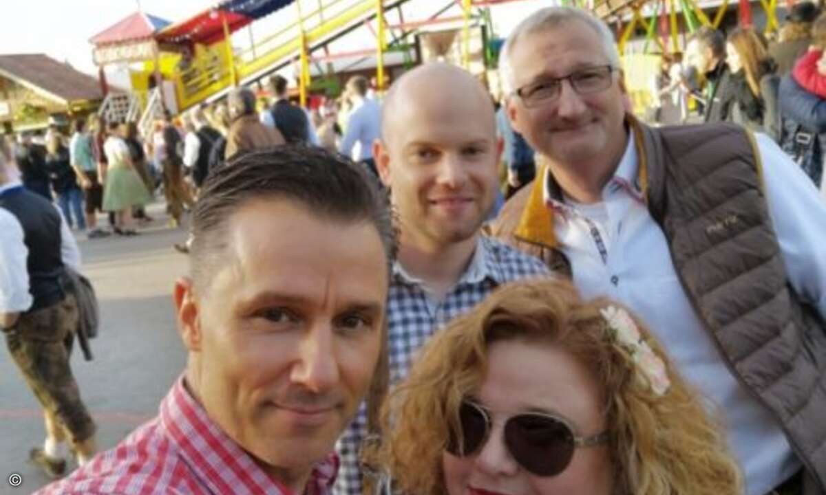 Denis Krüger von Ingram Micro, Daniel Thiele von Synaxon sowie Michael Seebach und Ulrike Foellmer (beide von Comteam) haben vorher schon Spaß (Foto: CRN)