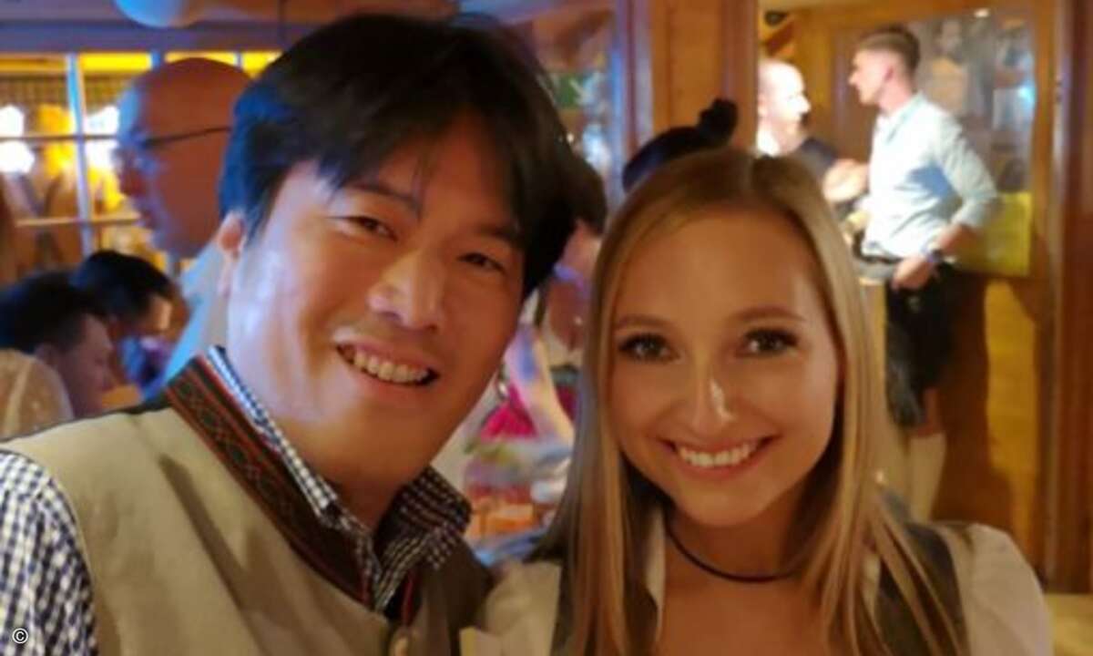 Malina Colombo von CRN mit Buffalos Europachef Hiroshi Nagao, der sich die Wiesn nicht entgehen lassen wollte (Foto: CRN)