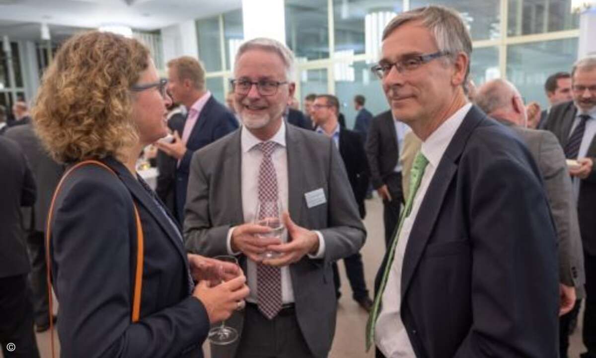 Frank Venjakob von der NürnbergMesse (Mitte) im Gespräch (Foto: Thomas Geiger - NürnbergMesse)