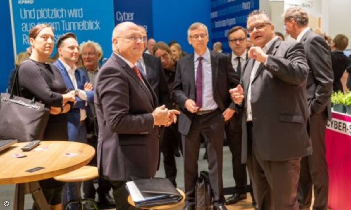 ... der sich die Messe mit anderem VIPs, darunter etwa Susanne Dehmel vom Bitkom, bei einem Rundgang anschaute (Foto: Thomas Geiger - NürnbergMesse)