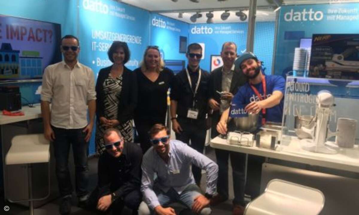 Nicola Green (3.v.li.), Markus Rex (2.v.re.) und Tim Kamrath (vorne re.) mit dem Team von Datto (Foto: CRN)