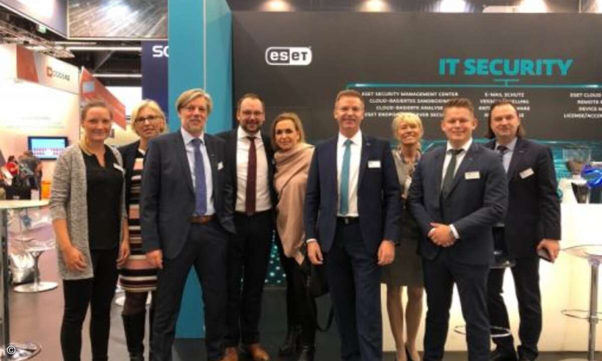 Carolin Schlüter von CRN (Mitte) hat sich unter das Eset-Team gemischt (Catharina Franz, Petra Göbel, Maik Wetzel, Christoph Preetz, Holger Suhl, Claudia Ketzer, Daniel de Graaf-Dorn und Matthias Malcher) (Foto: CRN)