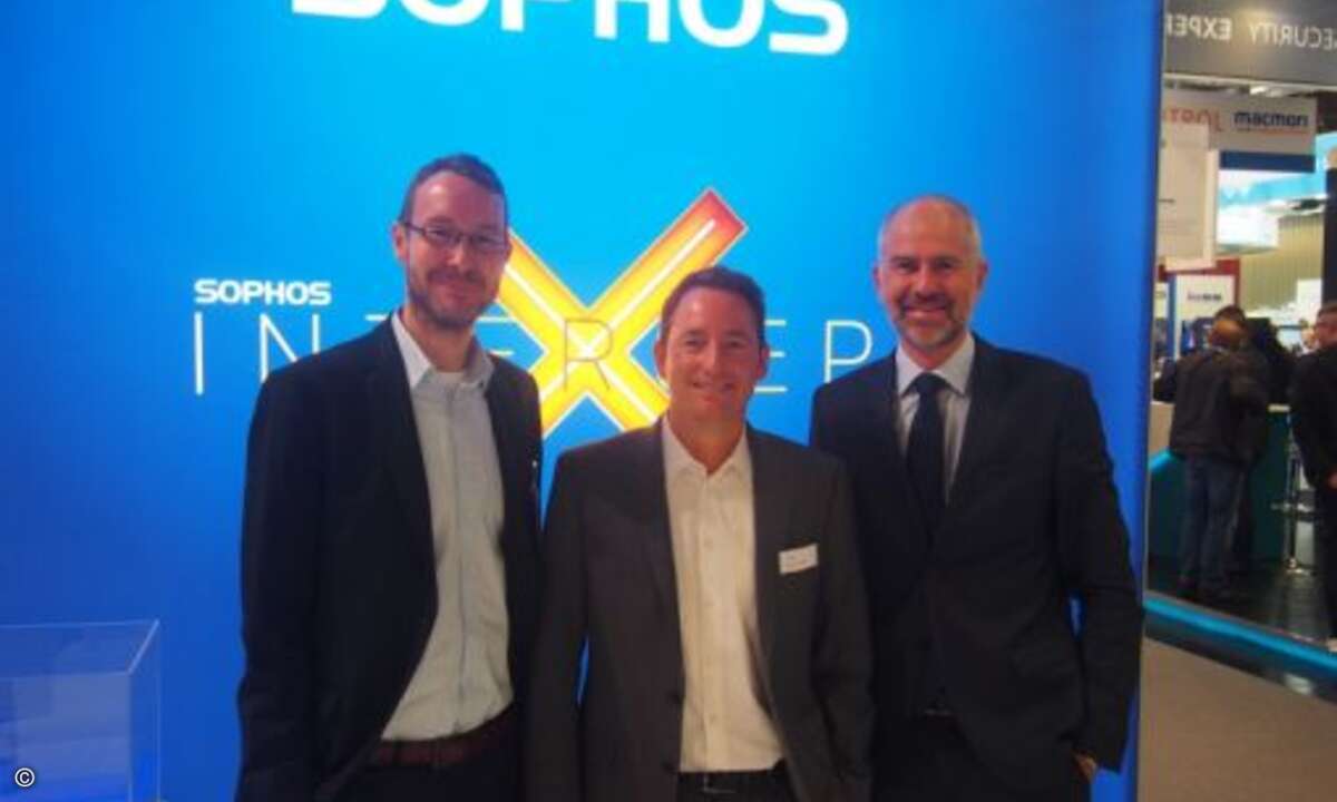 Daniel Dubsky von CRN bei seinem Besuch am Sophos-Stand mit Michael Gutsch und Jörg Schindler (Foto: CRN)