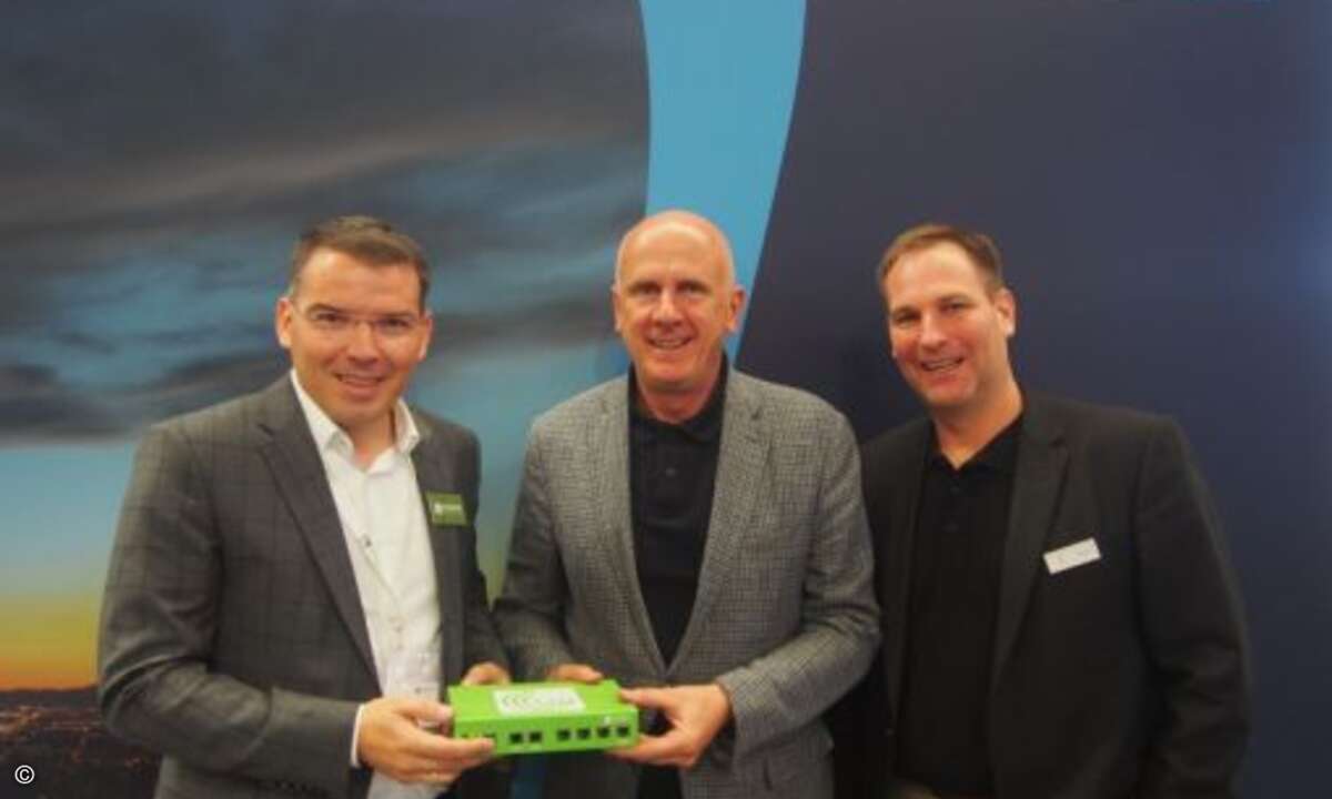 Harald Reisinger von Radar Services mit seiner neuen »Radard Smart Box« sowie Michael Dressen und Ralf Stadler von Tech Data, das die neue SMB-Lösung distribuiert (Foto: CRN)