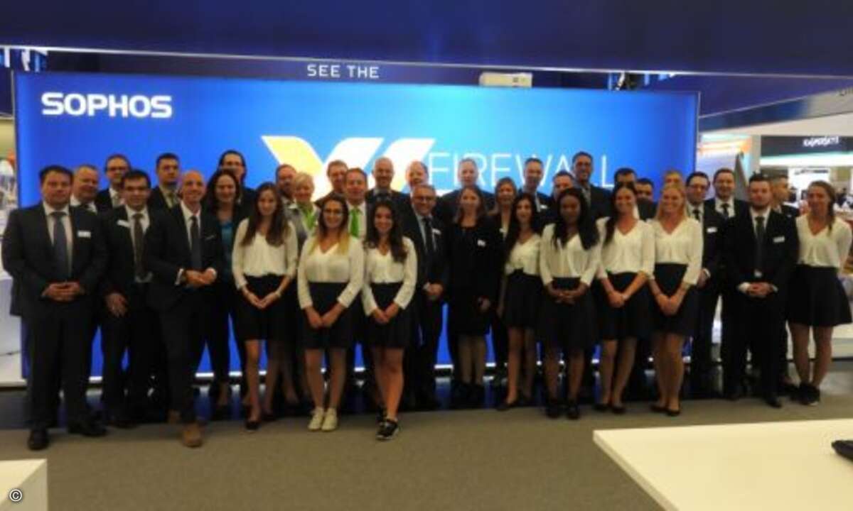 Wie viele Mitarbeiter notwendig sind, um Partnern und Kunden einen Gesprächspartner bieten und einen Messestand am Laufen zu halten, sieht man sehr schön an diesem Gruppenbild des Sophos-Teams (Foto: Sophos)
