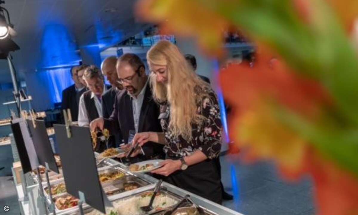 Gefeiert wurde bei leckerem Essen... (Foto: Thomas Geiger - NürnbergMesse)