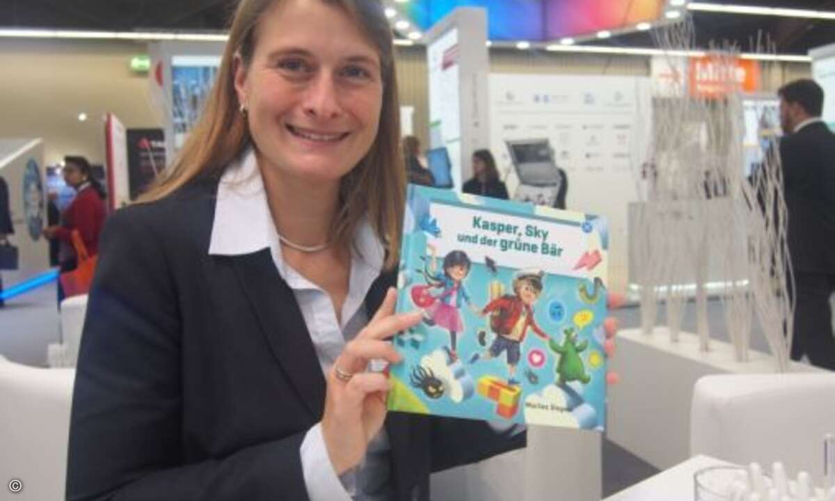 ... CRN das Buch »Kasper, Sky und der grüne Bär« zeigte, das eine holländische Kinderbuchautorin für den Security-Hersteller geschrieben hat (Foto: CRN)
