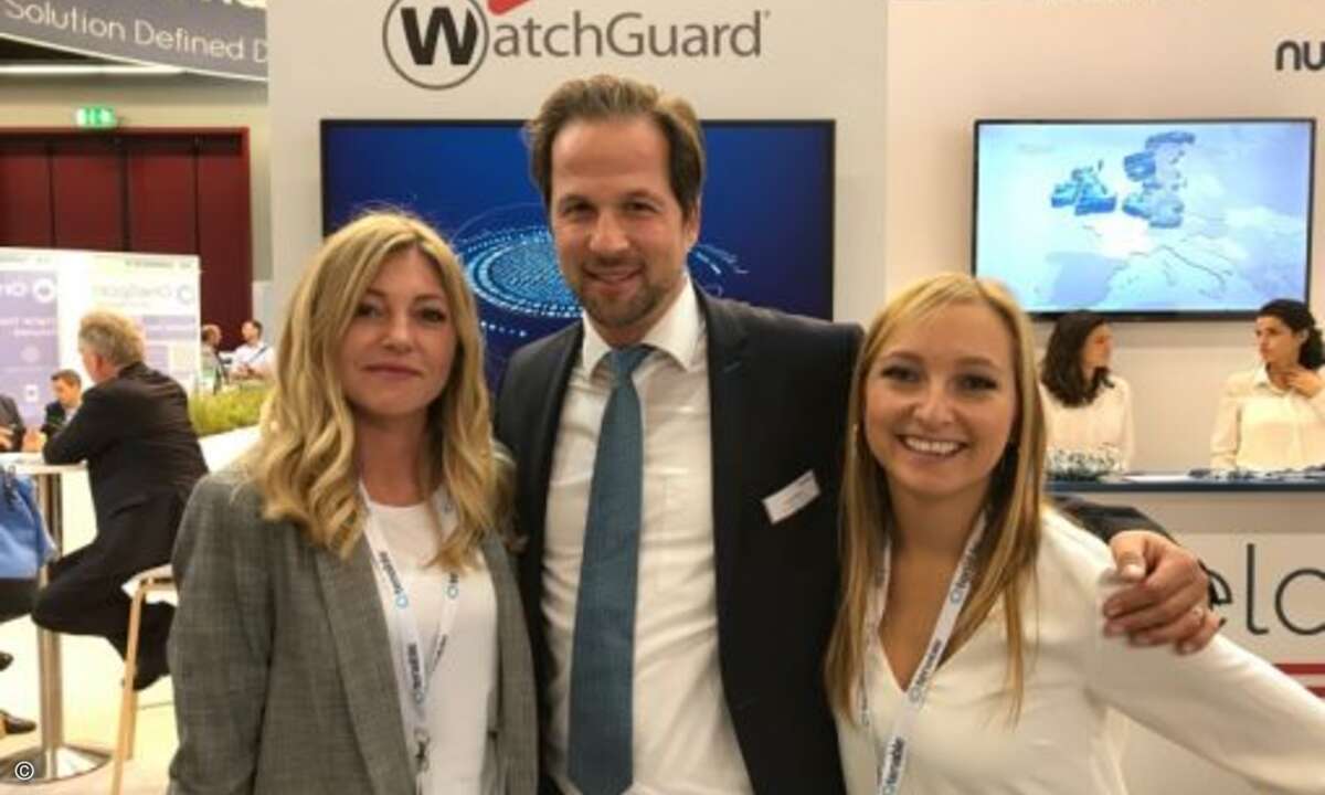 Lars Mika von Nuvias in bezaubernder Gesellschaft zweier CRN-Kolleginnen (Foto: CRN)
