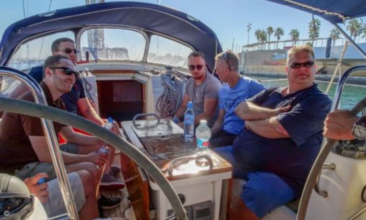 Erfahrungsaustausch in entspannter Runde auf dem Meer (Bild: Netgo)