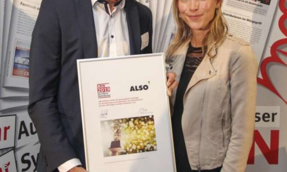 Andreas Ruhland erhält die Auszeichnung für Also von CRN-Redakteurin Ulrike Garlet(Foto: CRN)