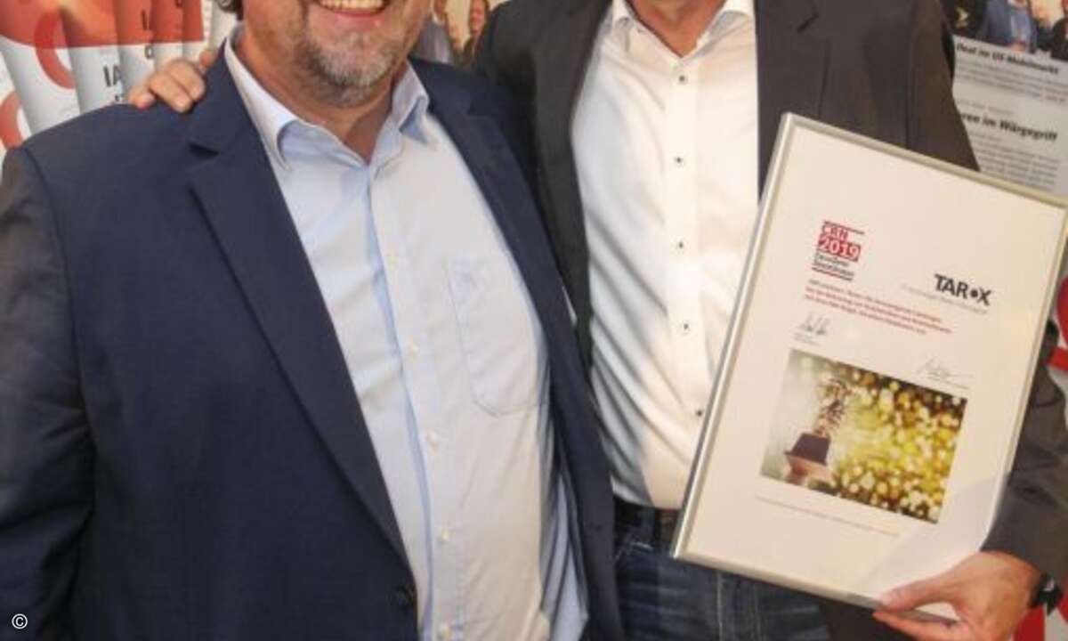 Tarox-Chef Bernd Tillmann freut sich mit CRN-Redakteur Lars Bube über den Award (Foto: CRN)