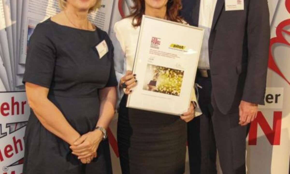 CRN-Chefreporterin Michaela Wurm überreicht die Auszeichnung an Doris Mielke und Christian Haack von Pilot Computer (Foto: CRN)