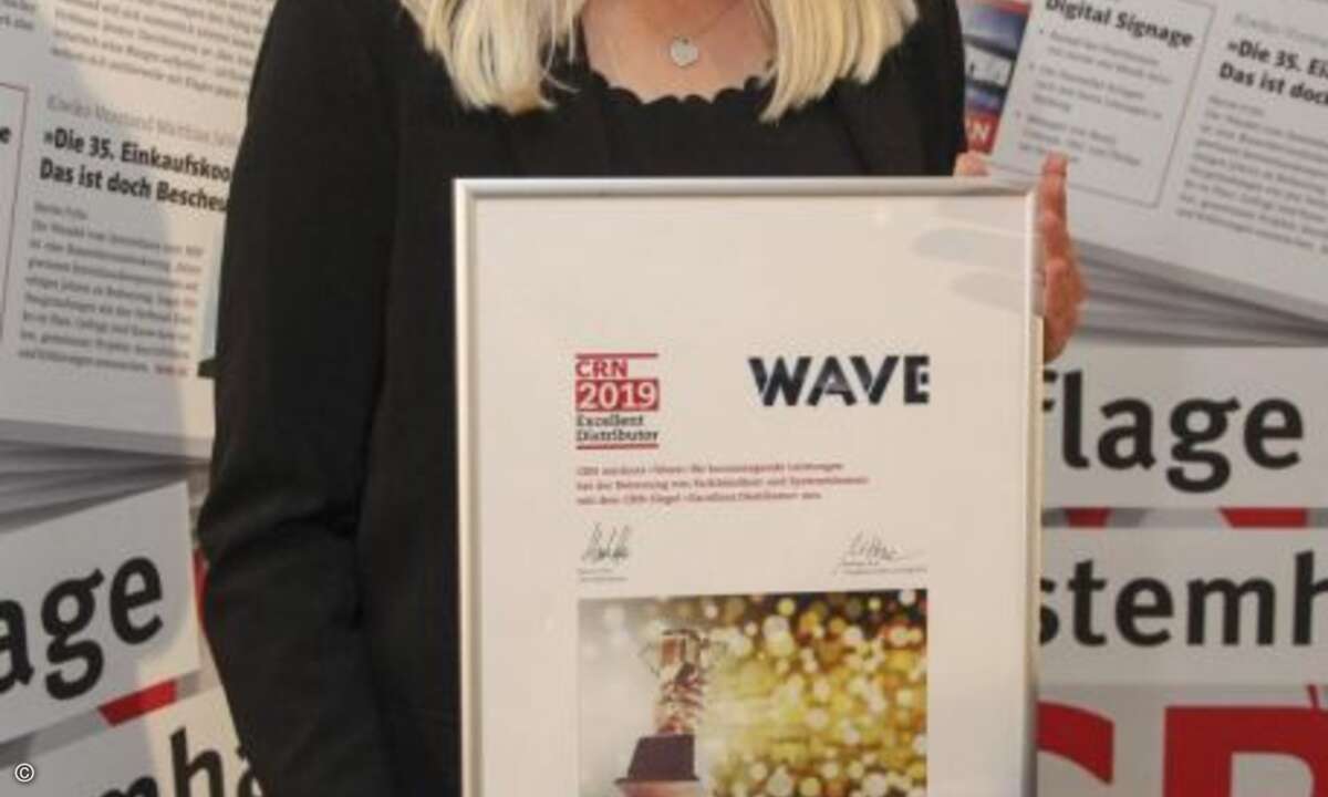 Juliane Kolb präsentiert die Urkunde für Wave vor der Kamera (Foto: CRN)