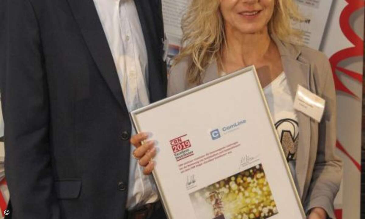 Susanne Schaeffer erhält die begehrte Urkunde für Comline von CRN-Redakteur Daniel Dubsky (Foto: CRN)