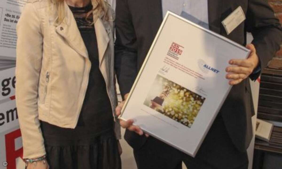 Michael Brandt von Allnet freut sich über die Auszeichnung für den Distributor (Foto: CRN)