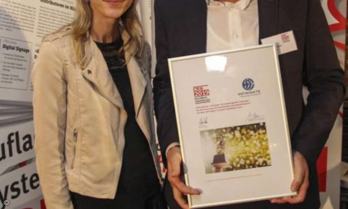 Robert Scicolone von Infinigate freut sich sichtlich über die Ehrenurkunde (Foto: CRN)