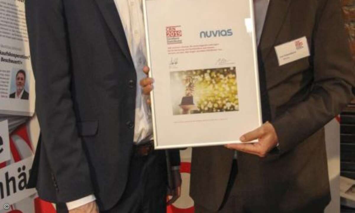 Jens Scharnhorst erhält den Preis für Nuvias von CRN-Redakteur Daniel Dubsky (Foto: CRN)