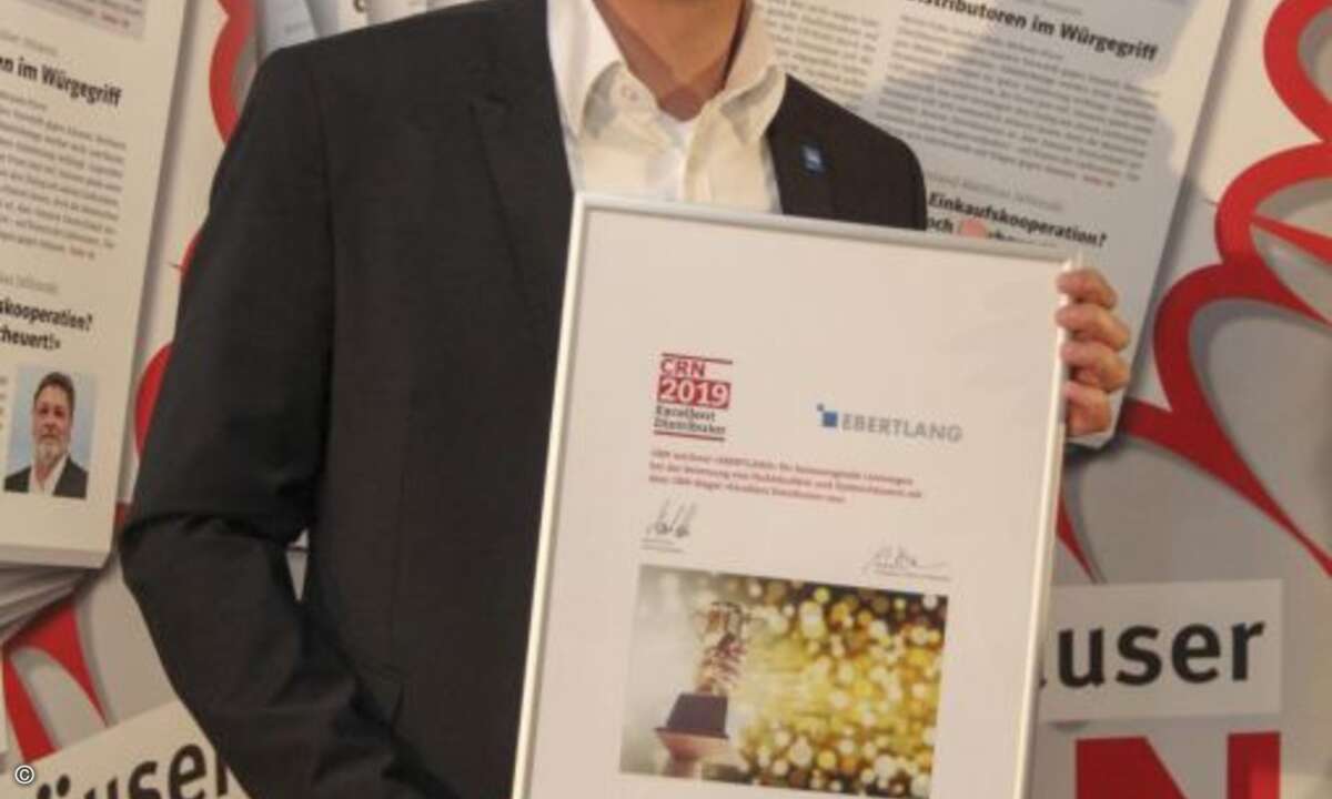 Alexander Hassel präsentiert die Award-Urkunde für Ebertlang (Foto: CRN)