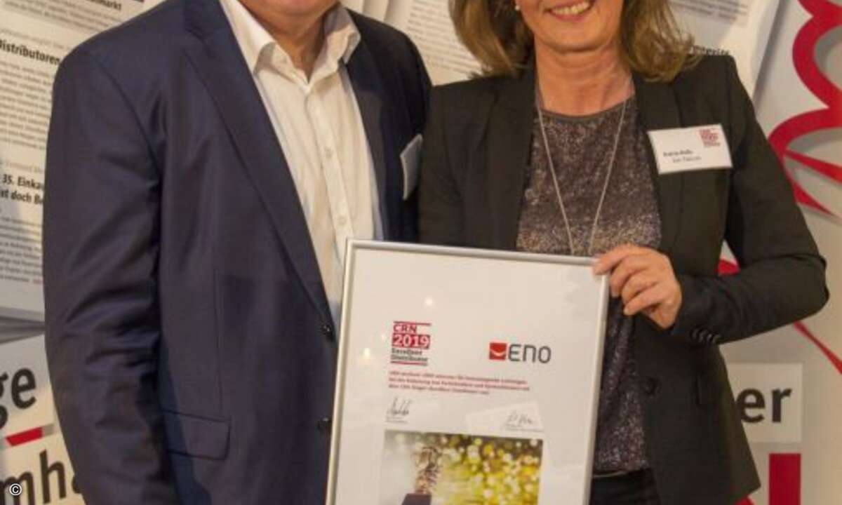 Katrin Bulla von Eno Telecom erhält den Preis von Martin Fryba (Foto: CRN)