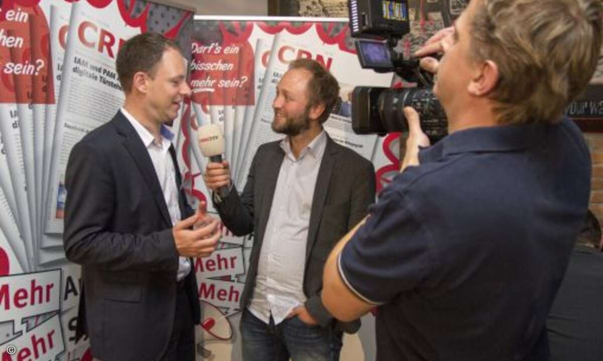 CRN-Redakteur Peter Tischer nutzte die Gelegenheit, um Acmeo-Chef Henning Meyer zur Übernahme durch Infinigate zu befragen (Foto: CRN)