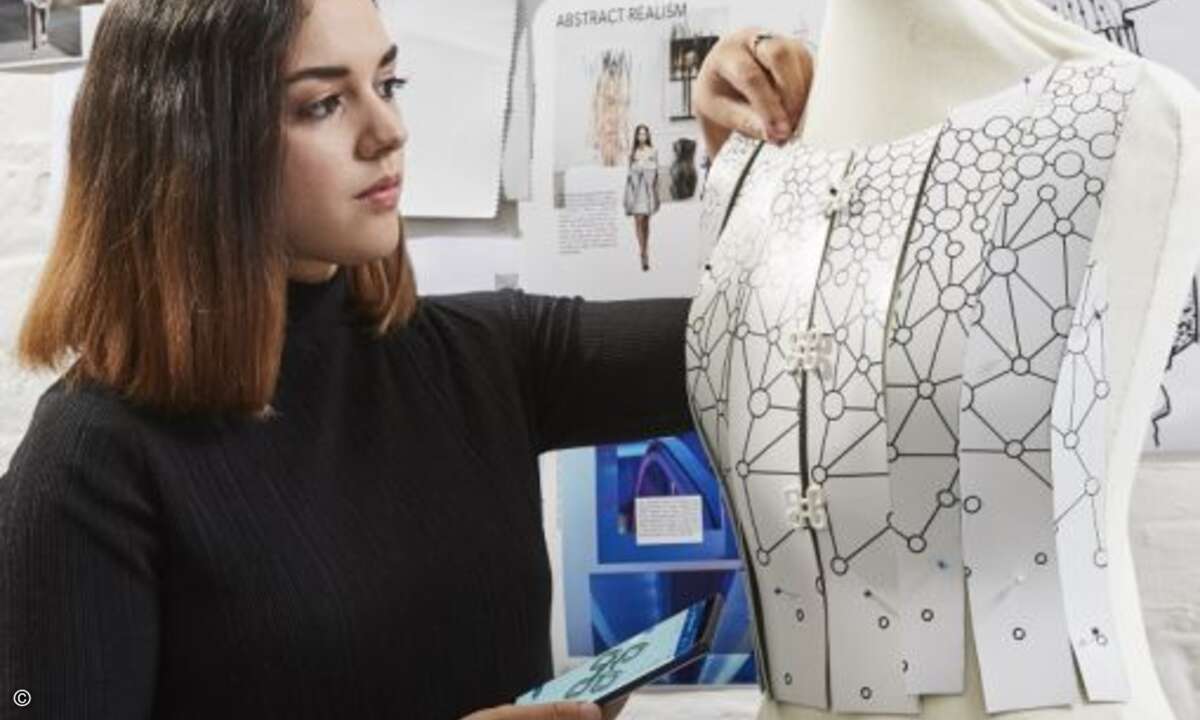 Die finalen Kleidungsstücke entstanden via 3D-Druck mit Designrobotern und wurden aus einer Mischung aus recycelbarem Leder und biologisch abbaubaren 3D-Kunststoffverschlüssen gefertigt (Bild: Samsung)