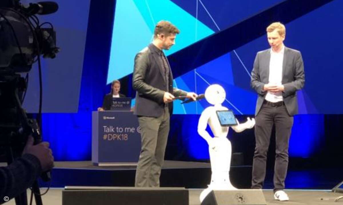 Serviceroboter LISA hatte bereits bei der Keynote einen ersten Auftritt (Bild: CRN)