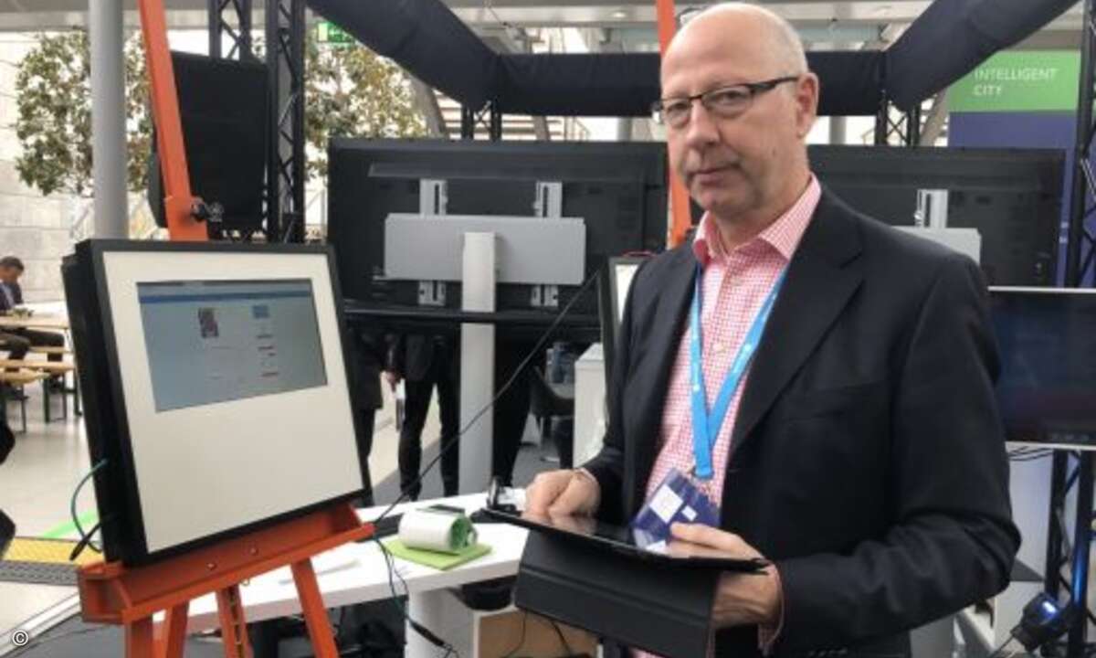 So ganz ohne menschliche Komponente geht es doch nicht: VIVAI-CEO Thomas Horster-Möller erklärt das Projekt »Smart Service Power« (Bild: CRN)