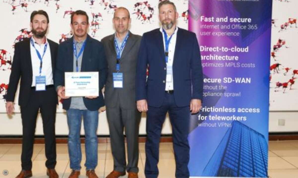 Höhepunkt des Tages: Die Verleihung der Partner-Awards, bei der Cyqueo – hier vertreten durch Geschäftsführer Philipp Liebold (2.v.li.) – als Value Added Reseller of the Year geehrt wird (Foto: Zscaler)