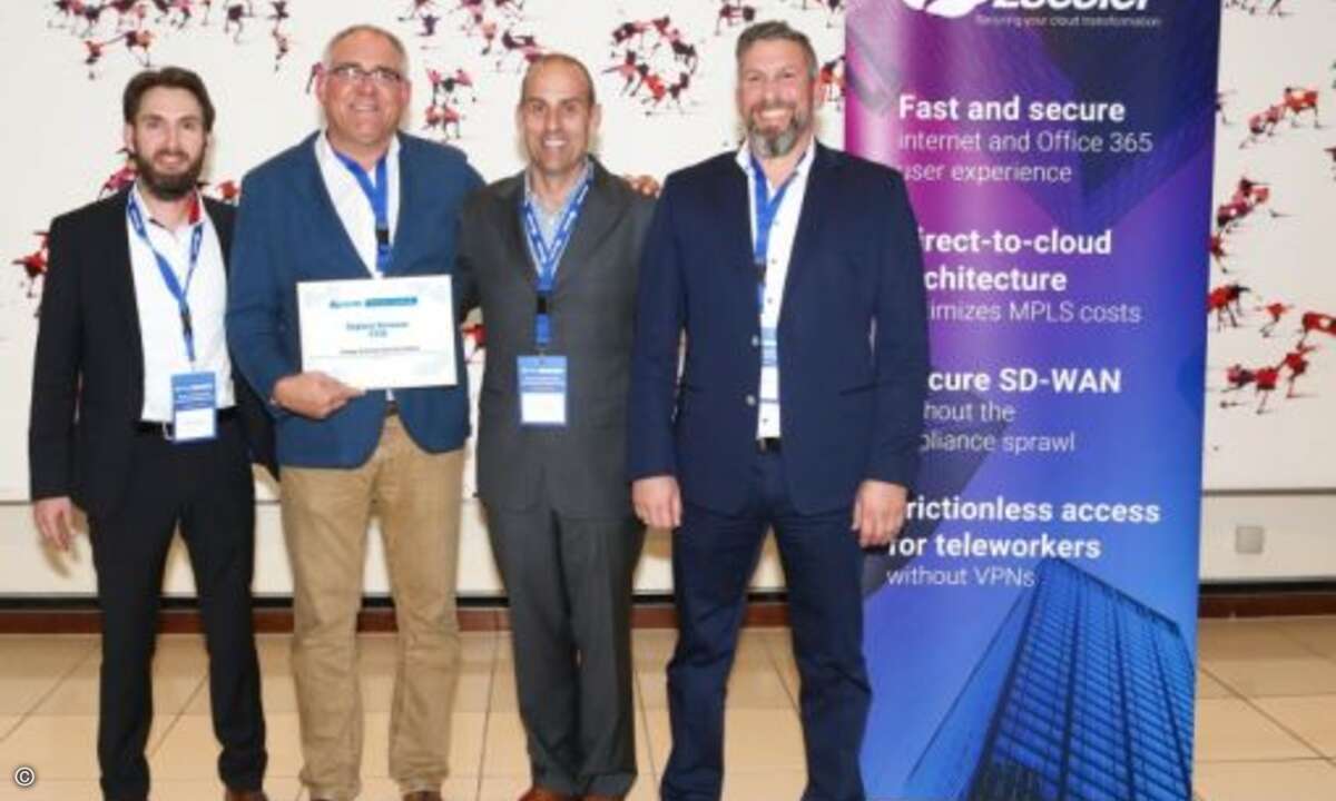 Christoph Müller-Dott von Orange Business Services (2.v.li.) freut sich mit Mathias Widler, Sean Sullivan und Raffael Scassamacchia von Zscaler über die Auszeichnung zum Service Provider of the Year (Foto: Zscaler)