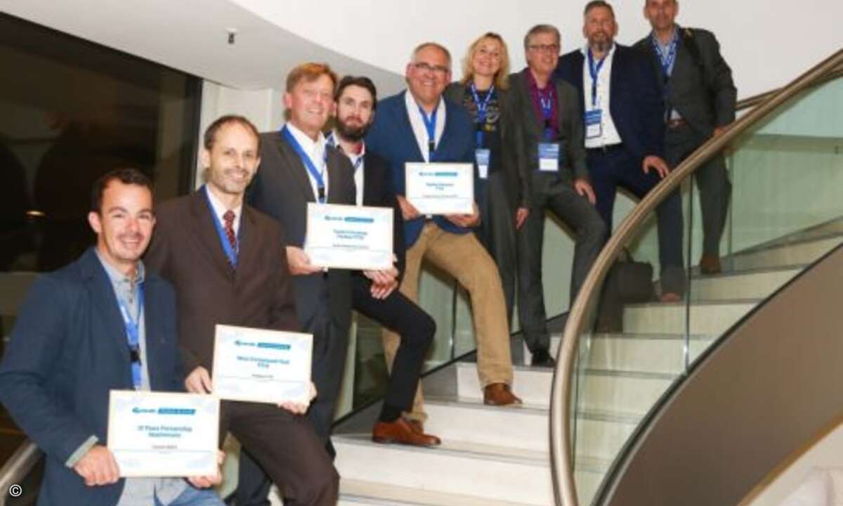 Gruppenbild der Preisträger mit dem Zscaler-Team: Philipp Liebold (Cyqueo), Daniel Frei (Swisscom), Arno Edelmann (Verizon Enterprise Solutions), Mathias Widler (Zscaler), Christoph Müller-Dott (Orange Business Services) Natalia Gurova, Markus Willma