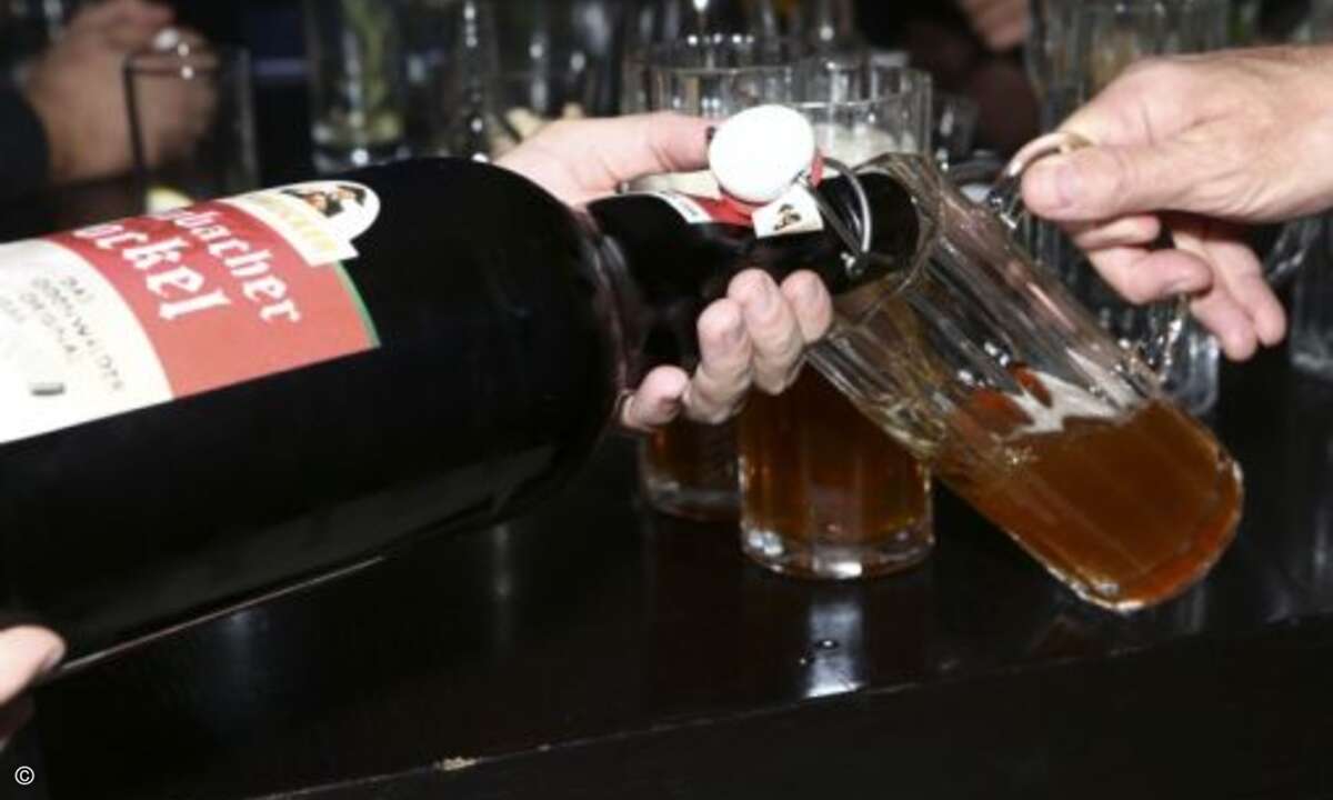 Anschließend wurde bei einem Bier-Tasting gefeiert – und im Team schaffte man auch problemlos die großen 2-Liter-Flaschen (Foto: Zscaler)