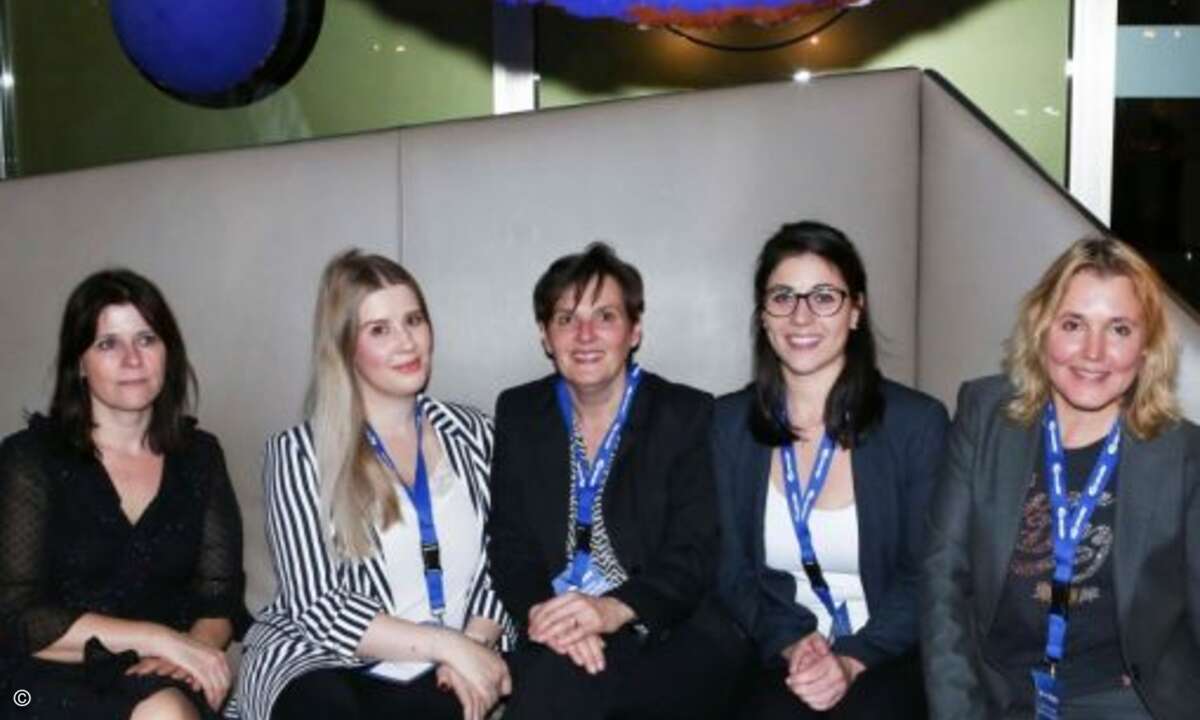 Claudia Tilg von Avantec mit dem Marketing-, Sales- und Channel-Team von Zscaler (Foto: Zscaler)