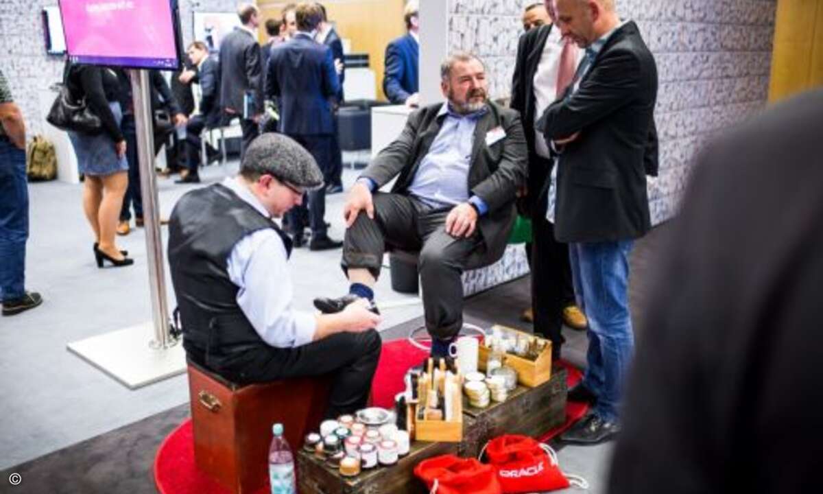 Dabei lässt sich das Angenehme mit dem Nützlichen verbinden, wie bei dem von Oracle gesponsorten Schuputzer (Bild: Fujitsu)