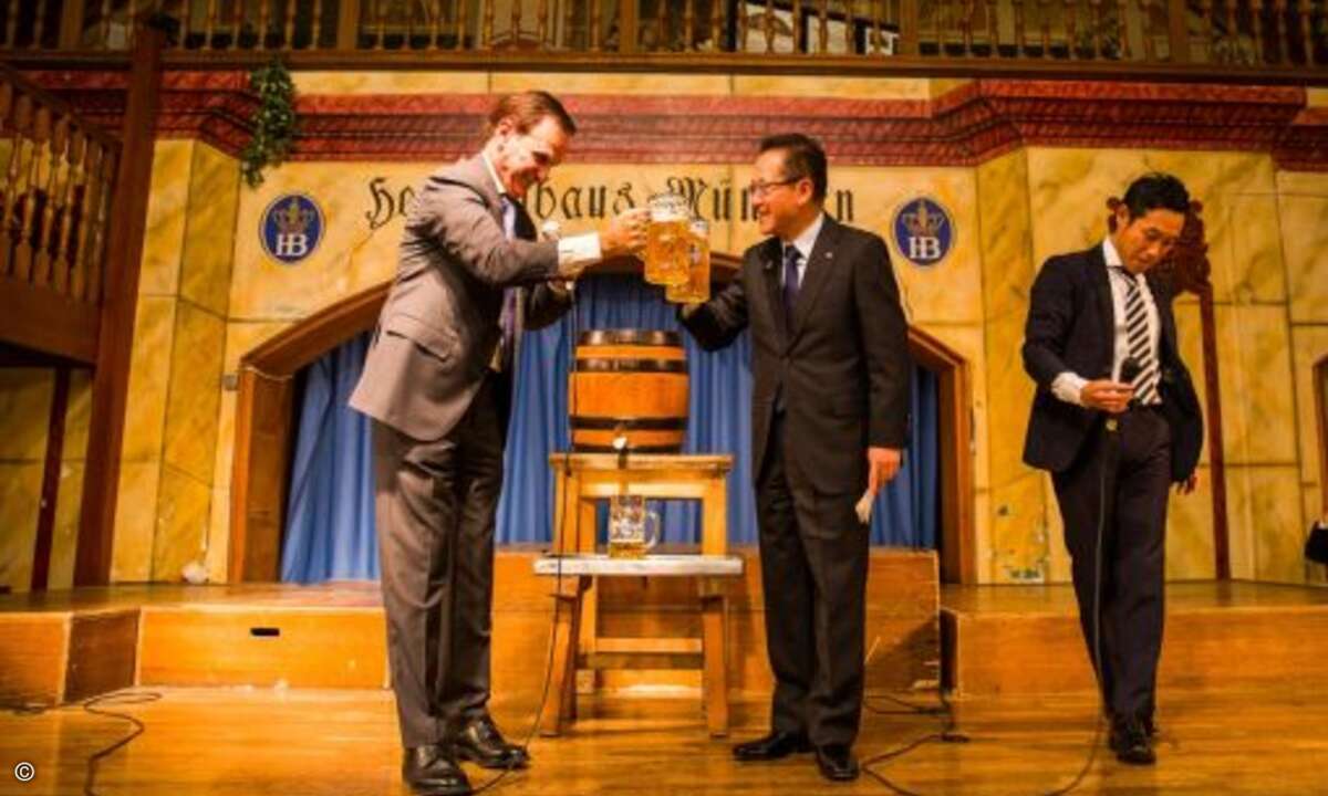 Fujitsu-Präsiden Tanaka hatte den Festsaal im Hofbräuhaus für die Partner angemietet und assistierte gekonnt beim Fass-Anstich (Bild: Fujitsu)