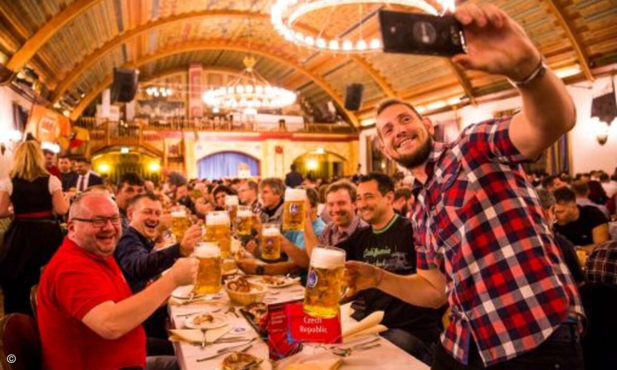 Die Partner schossen begeistert Selfies (Bild: Fujitsu)