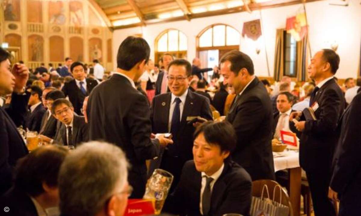 und auch Präsident Tanaka war ein beliebtes Motiv (Bild: Fujitsu)
