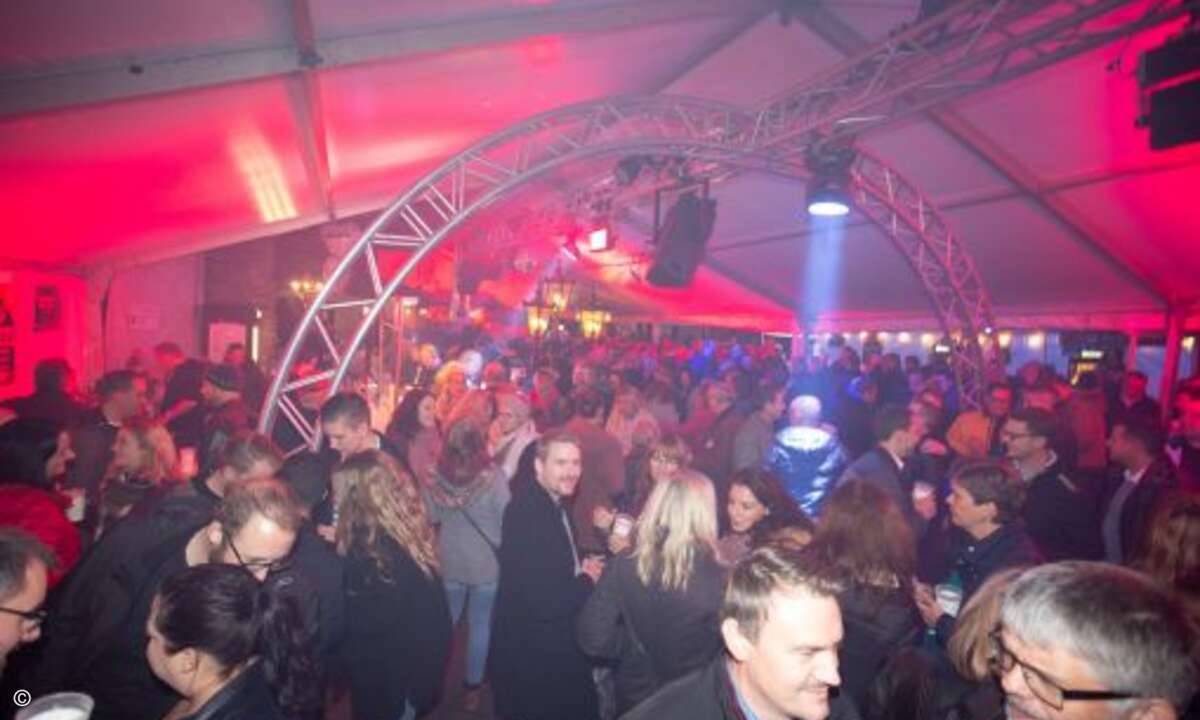 Bis spät in die Nacht wurde wieder im Biergarten Christ gefeiert (Bild: Also)