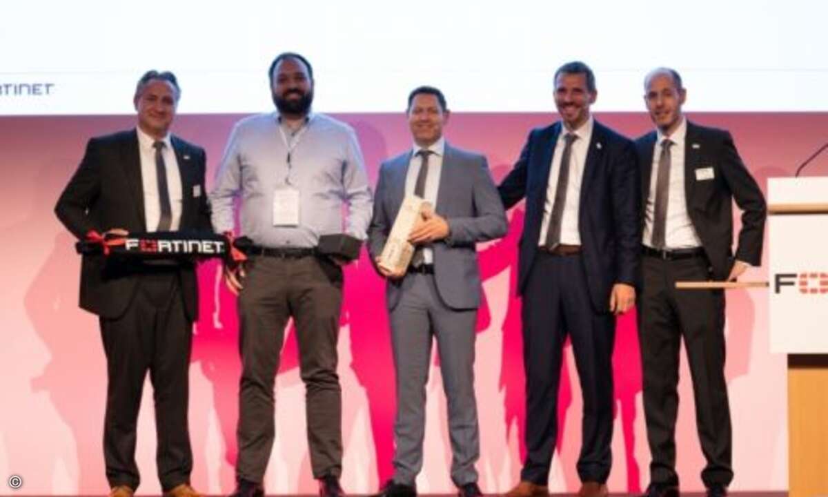 Auch ein persönlicher Preis wurde vergeben: Sebastian Ganschow von Dimension Data darf sich nun »Consultant of the Year« nennen (Foto: Fortinet)