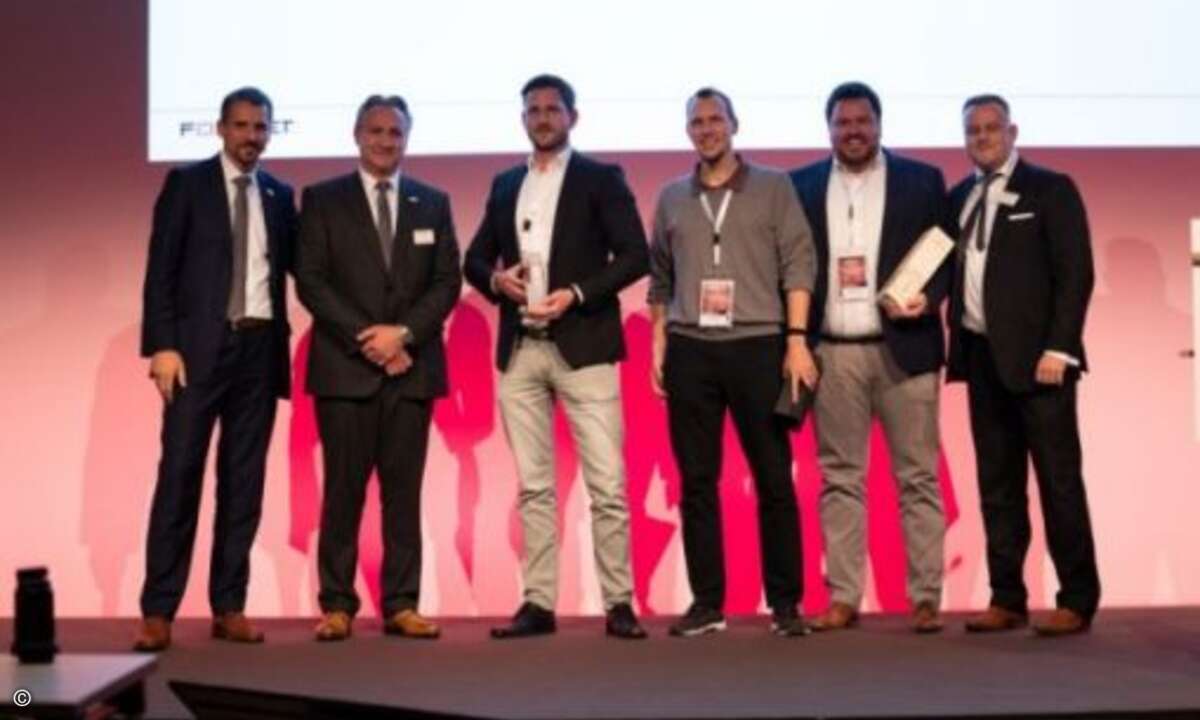 Der »Portfolio Partner of the Year«-Award wurde an Magellan verliehen (Foto: Fortinet)