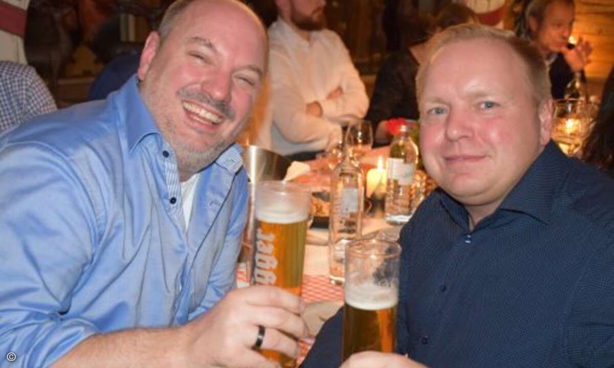 Maximilian Pfister (links) vom Systemhaus Niteflite Networxx genießt es in Rosi´s Sonnbergstuben, auch wenn es schon Nacht ist.