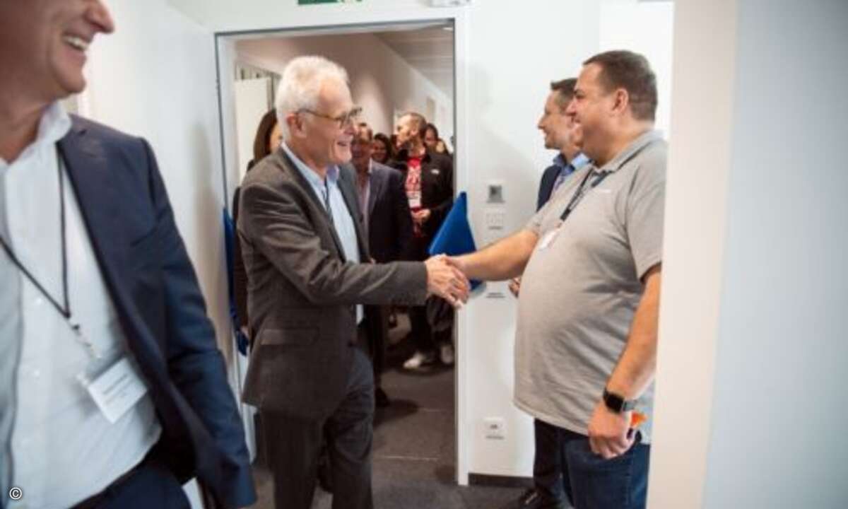 Anschließend wurden die Gäste nochmal persönlich per Handschlag begrüßt (Foto: Mimecast)