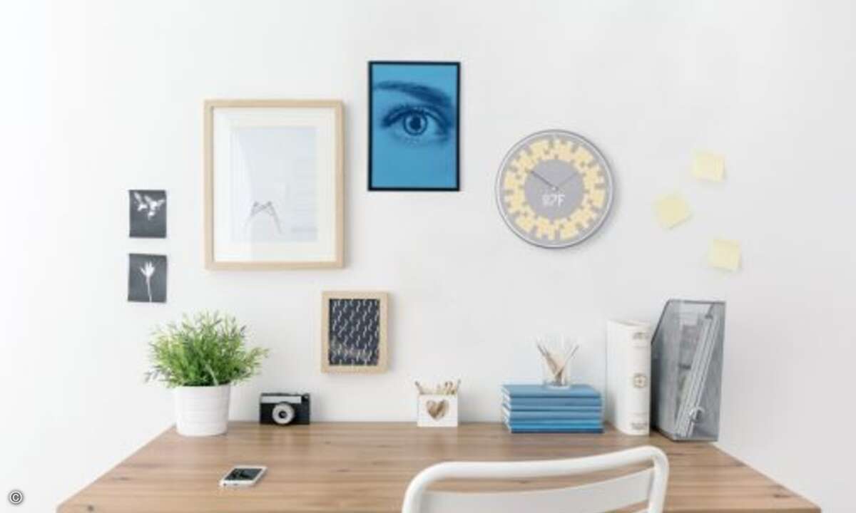 Die »Glance Clock« sieht aus wie eine gewöhnliche Wanduhr, kann jedoch viel mehr als nur die Uhrzeit anzeigen. Sobald eine Bluetooth-Verbindung zu dem Smartphone besteht, bekommt der Nutzer wichtige Informationen auf dem Zifferblatt angezeigt, etwa A
